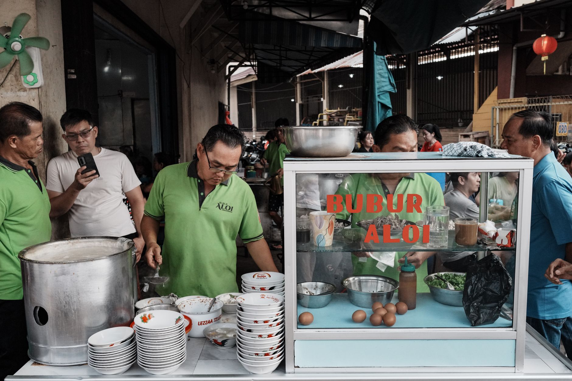 Makanan ala carte dengan variasi hidangan eksklusif, tampilan menyegarkan, siap memikat selera.