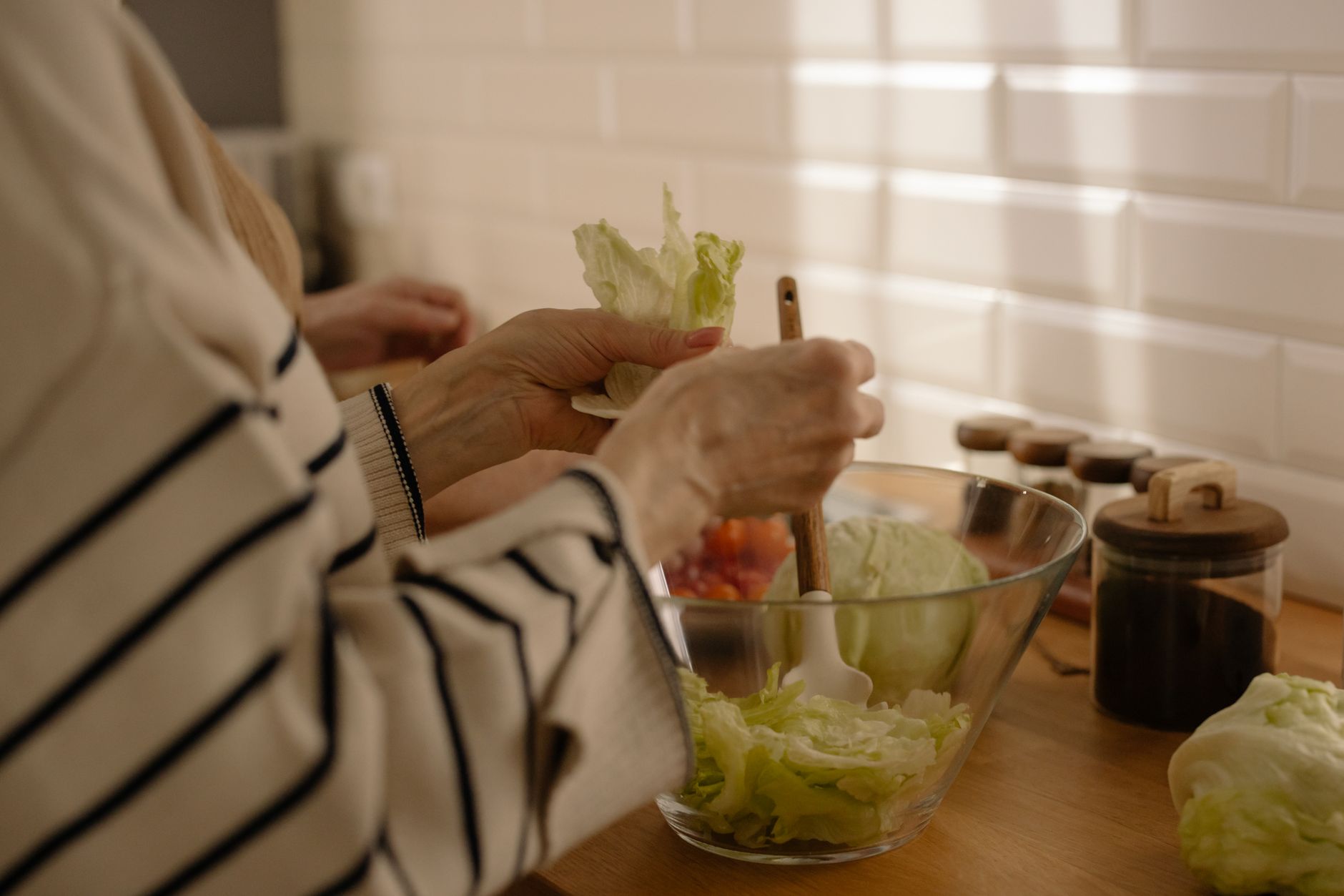 Cara mudah membuat salad sayur segar dengan sayuran berwarna, dressing ringan, cocok untuk diet sehat.